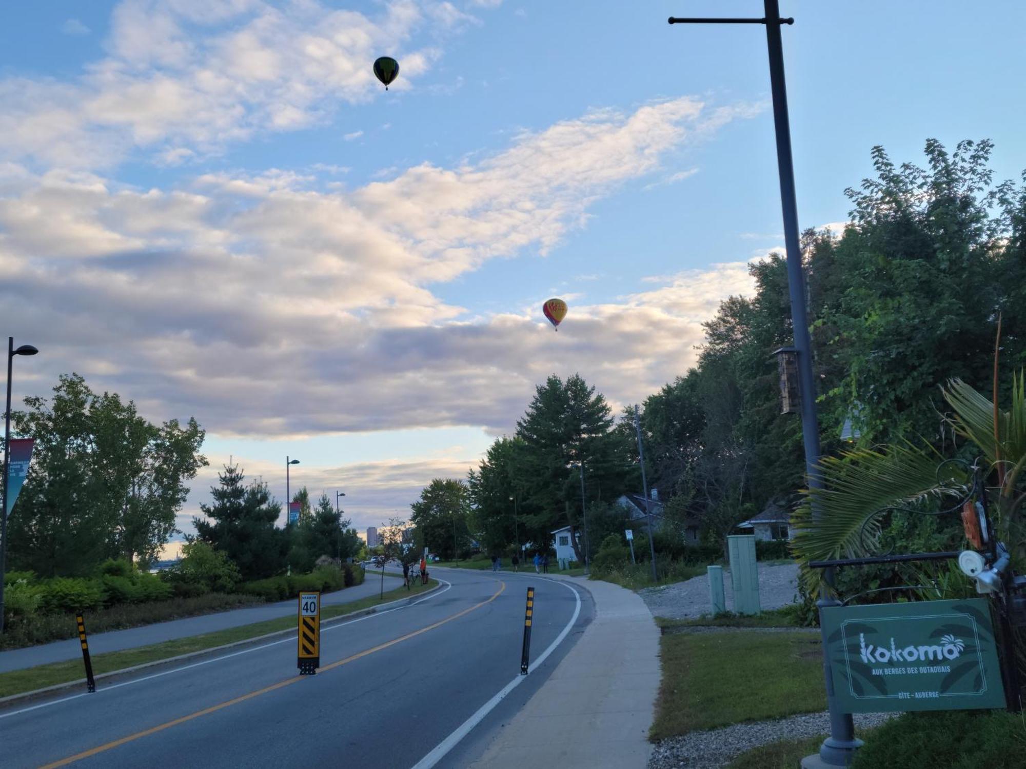 Kokomo Inn Bed And Breakfast Ottawa-Gatineau'S Only Tropical Riverfront B&B On The National Capital Cycling Pathway Route Verte #1 - For Adults Only - Chambre D'Hotes Tropical Aux Berges Des Outaouais Bnb #17542O Bagian luar foto