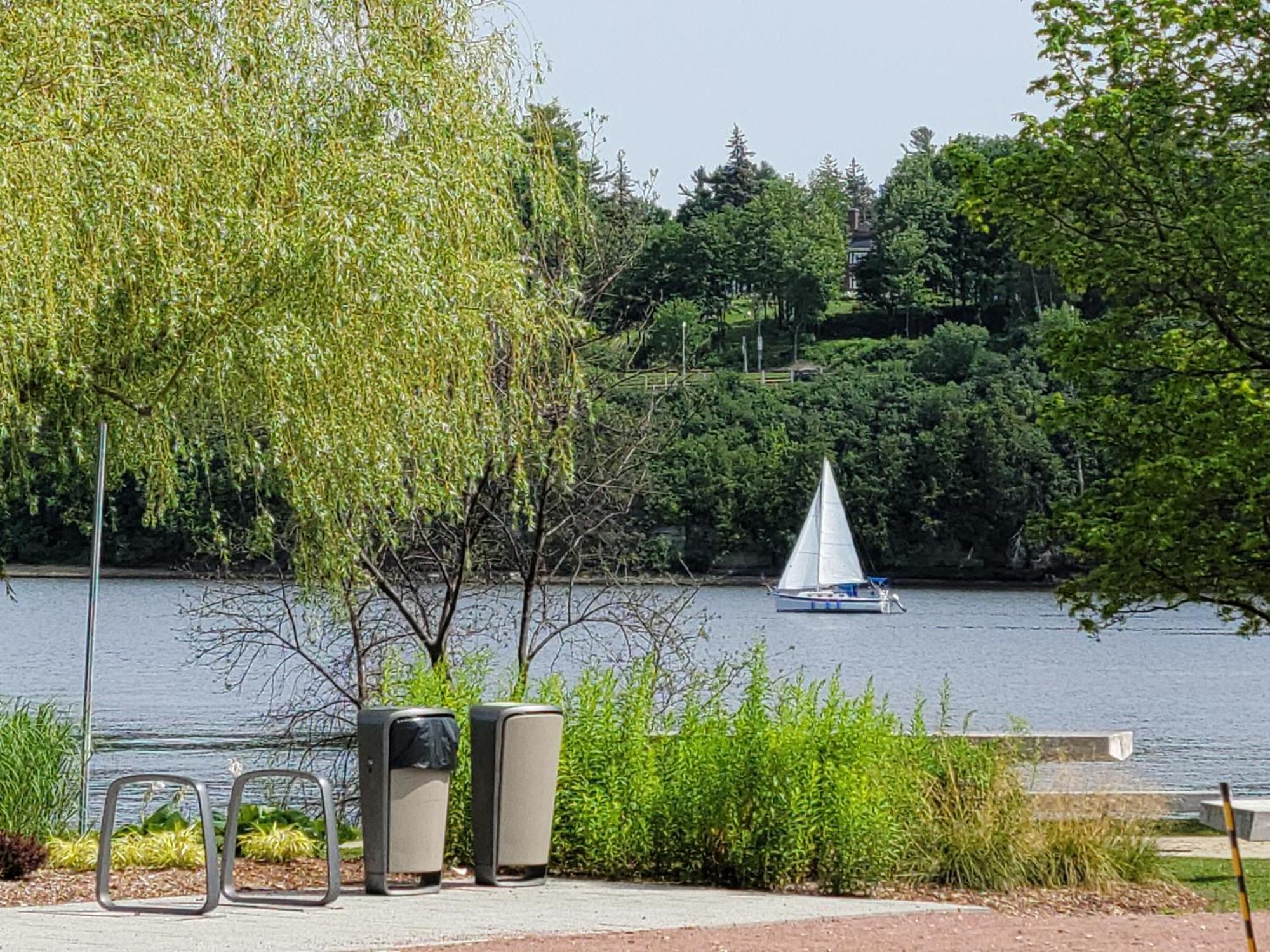 Kokomo Inn Bed And Breakfast Ottawa-Gatineau'S Only Tropical Riverfront B&B On The National Capital Cycling Pathway Route Verte #1 - For Adults Only - Chambre D'Hotes Tropical Aux Berges Des Outaouais Bnb #17542O Bagian luar foto