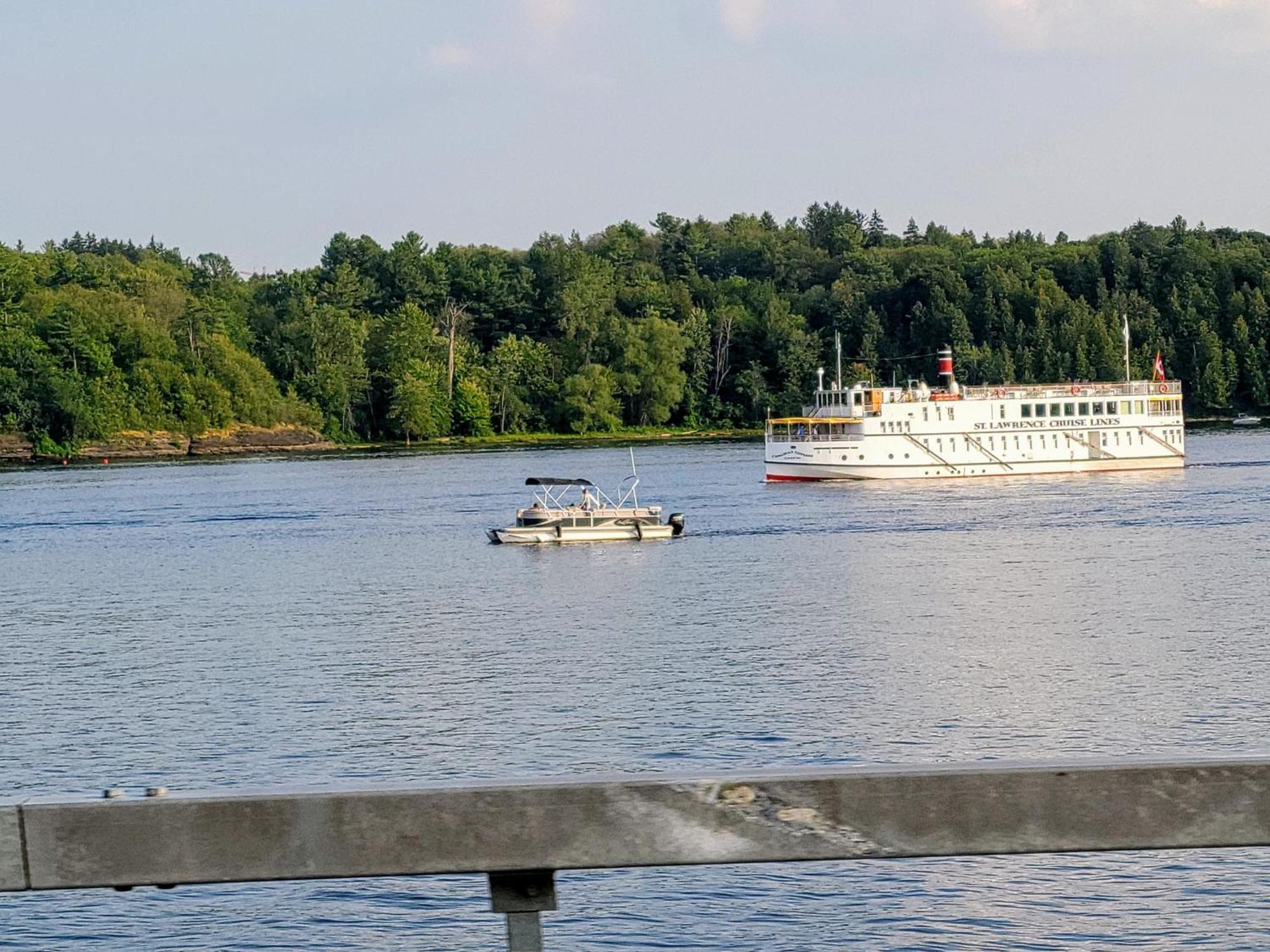 Kokomo Inn Bed And Breakfast Ottawa-Gatineau'S Only Tropical Riverfront B&B On The National Capital Cycling Pathway Route Verte #1 - For Adults Only - Chambre D'Hotes Tropical Aux Berges Des Outaouais Bnb #17542O Bagian luar foto