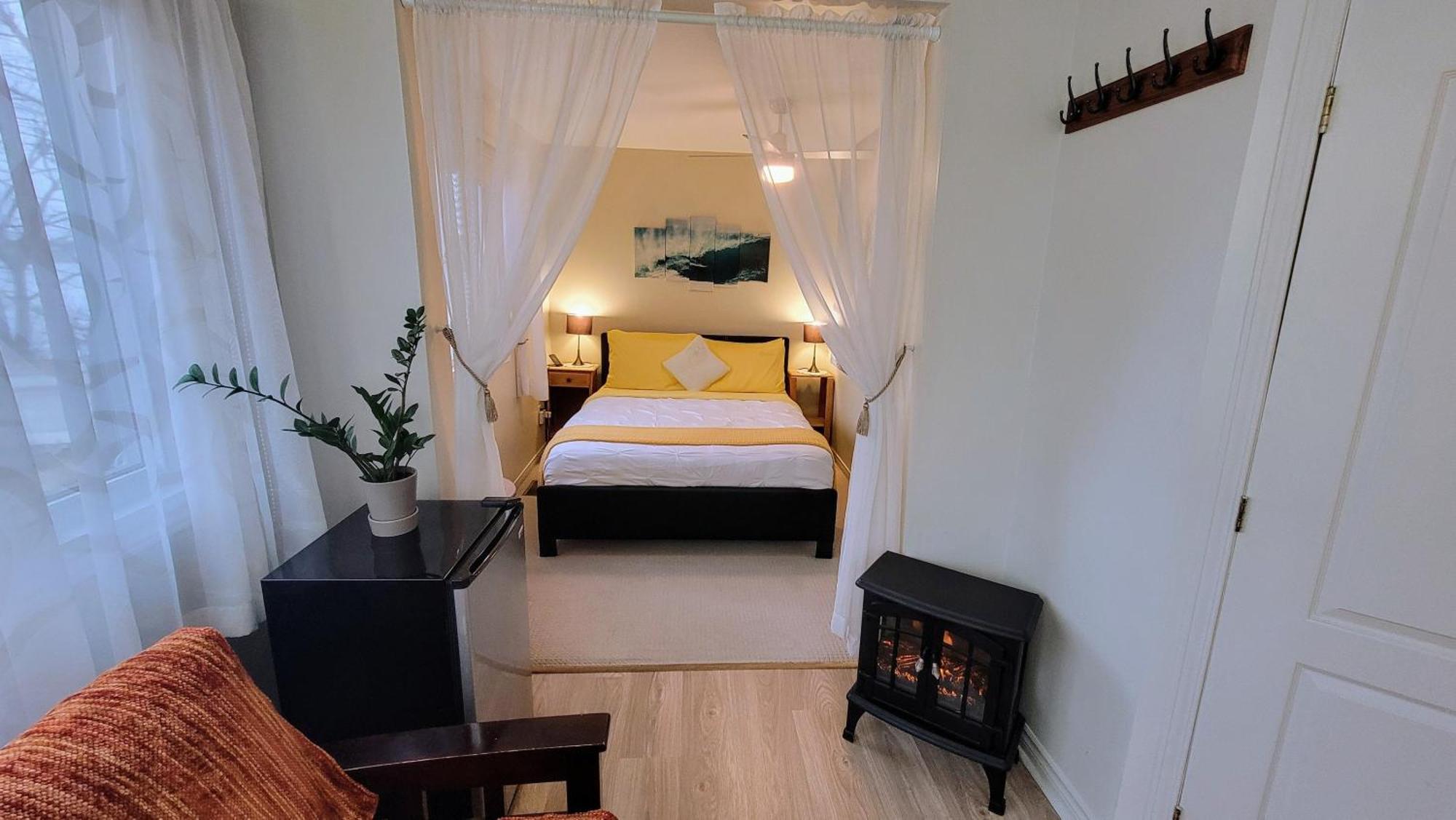 Kokomo Inn Bed And Breakfast Ottawa-Gatineau'S Only Tropical Riverfront B&B On The National Capital Cycling Pathway Route Verte #1 - For Adults Only - Chambre D'Hotes Tropical Aux Berges Des Outaouais Bnb #17542O Bagian luar foto