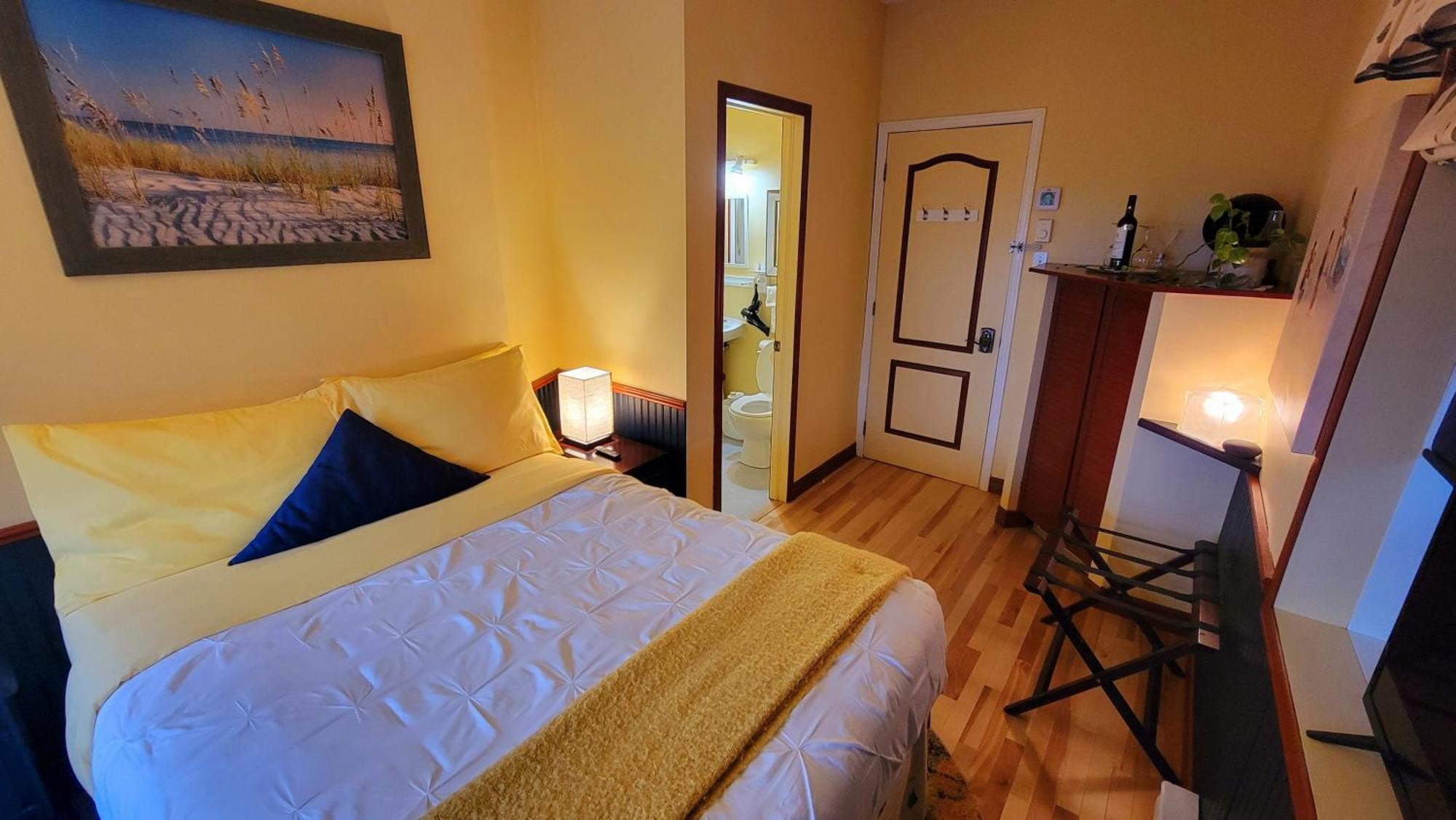 Kokomo Inn Bed And Breakfast Ottawa-Gatineau'S Only Tropical Riverfront B&B On The National Capital Cycling Pathway Route Verte #1 - For Adults Only - Chambre D'Hotes Tropical Aux Berges Des Outaouais Bnb #17542O Bagian luar foto