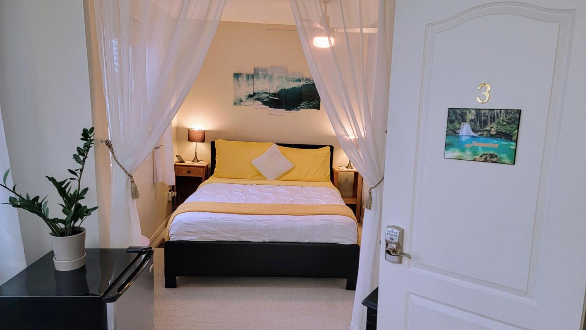 Kokomo Inn Bed And Breakfast Ottawa-Gatineau'S Only Tropical Riverfront B&B On The National Capital Cycling Pathway Route Verte #1 - For Adults Only - Chambre D'Hotes Tropical Aux Berges Des Outaouais Bnb #17542O Bagian luar foto