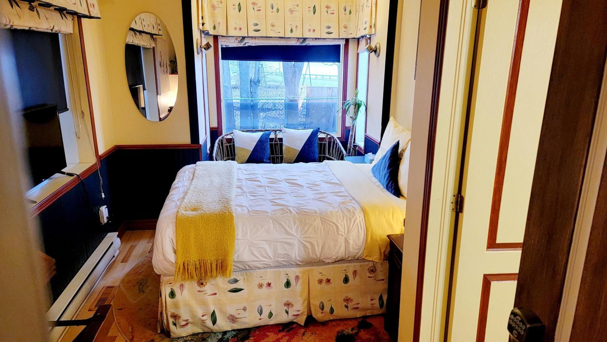 Kokomo Inn Bed And Breakfast Ottawa-Gatineau'S Only Tropical Riverfront B&B On The National Capital Cycling Pathway Route Verte #1 - For Adults Only - Chambre D'Hotes Tropical Aux Berges Des Outaouais Bnb #17542O Ruang foto